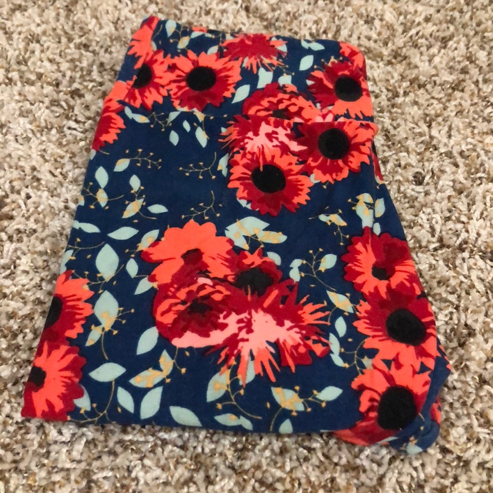 Lularoe OS leggings red floral